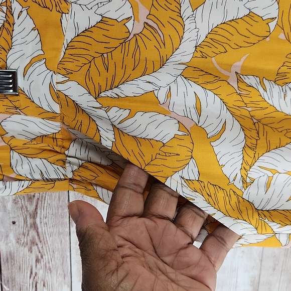 NWT, Nine West, woman's yellow and white floral print shorts. Sz XL - Picture 4 of 6